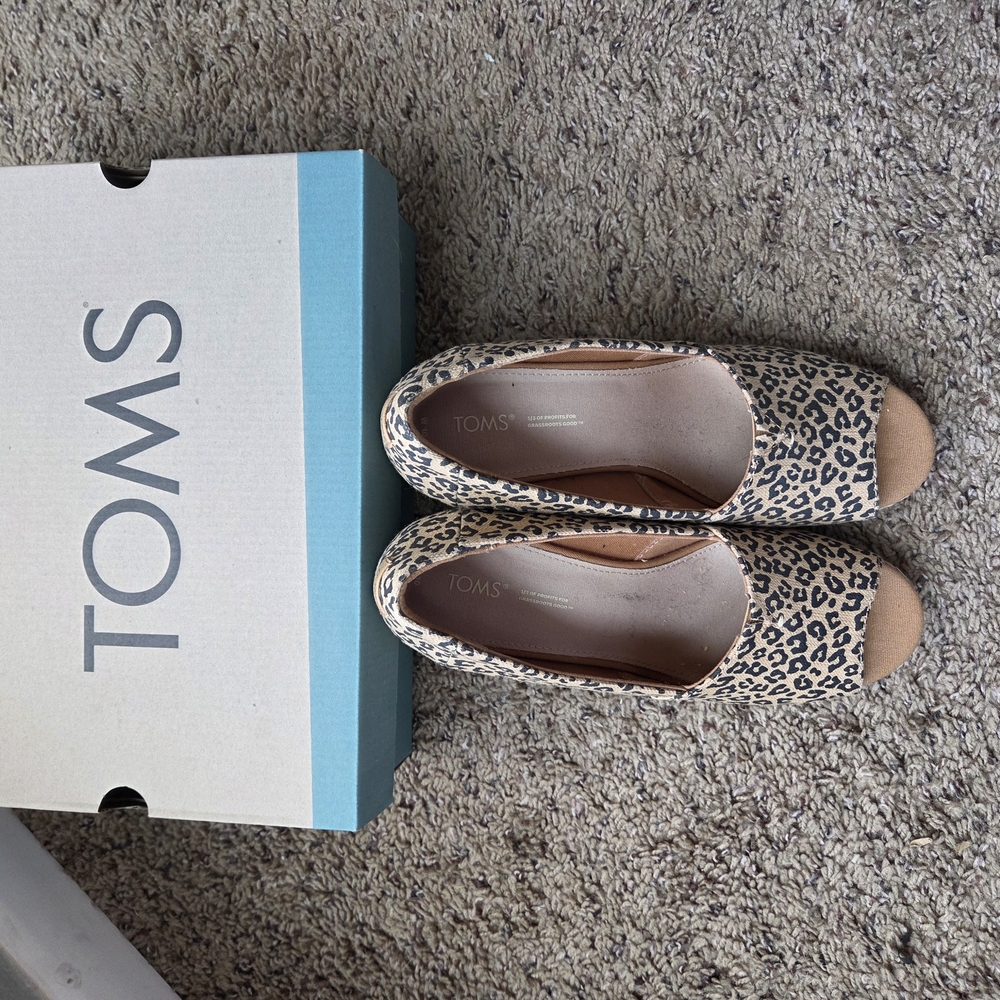 TOMS Women's Leopard Print Shoes - Picture 2 of 5